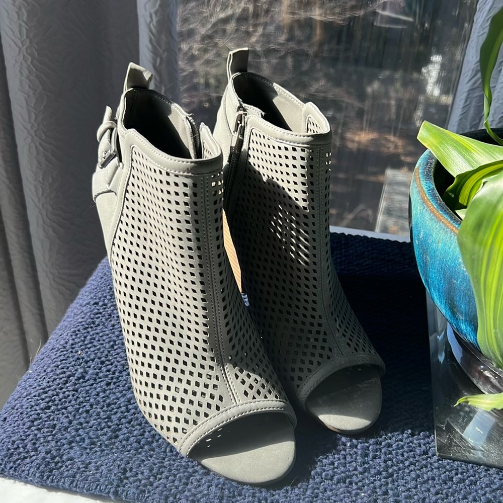 Guess peek a boo open toe shoes size 6.5